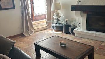 Televisión y chimenea