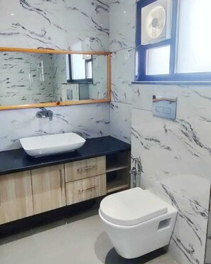 Villa | Bathroom | Shower, towels, soap, shampoo - The Crown A Pinnacle of Luxury (Rishikesh)