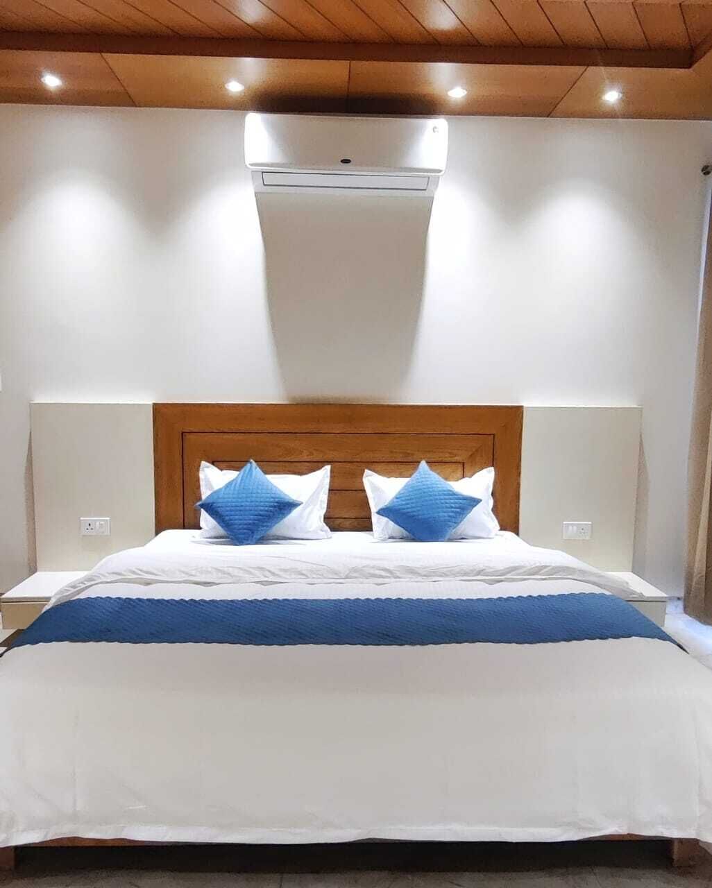 Bàn, có lối đi dành cho xe lăn 
