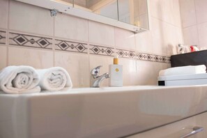 Een douche, een haardroger, handdoeken