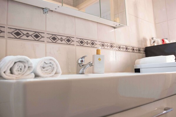 Dusj, hårføner og håndklær