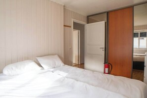 2 bedrooms, travel crib, WiFi, bed sheets