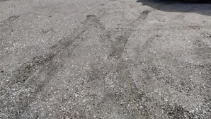 Ein Mehrfamilienhaus mit Parkplatz.