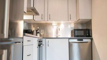 Réfrigérateur, micro-ondes, four, plaque de cuisson