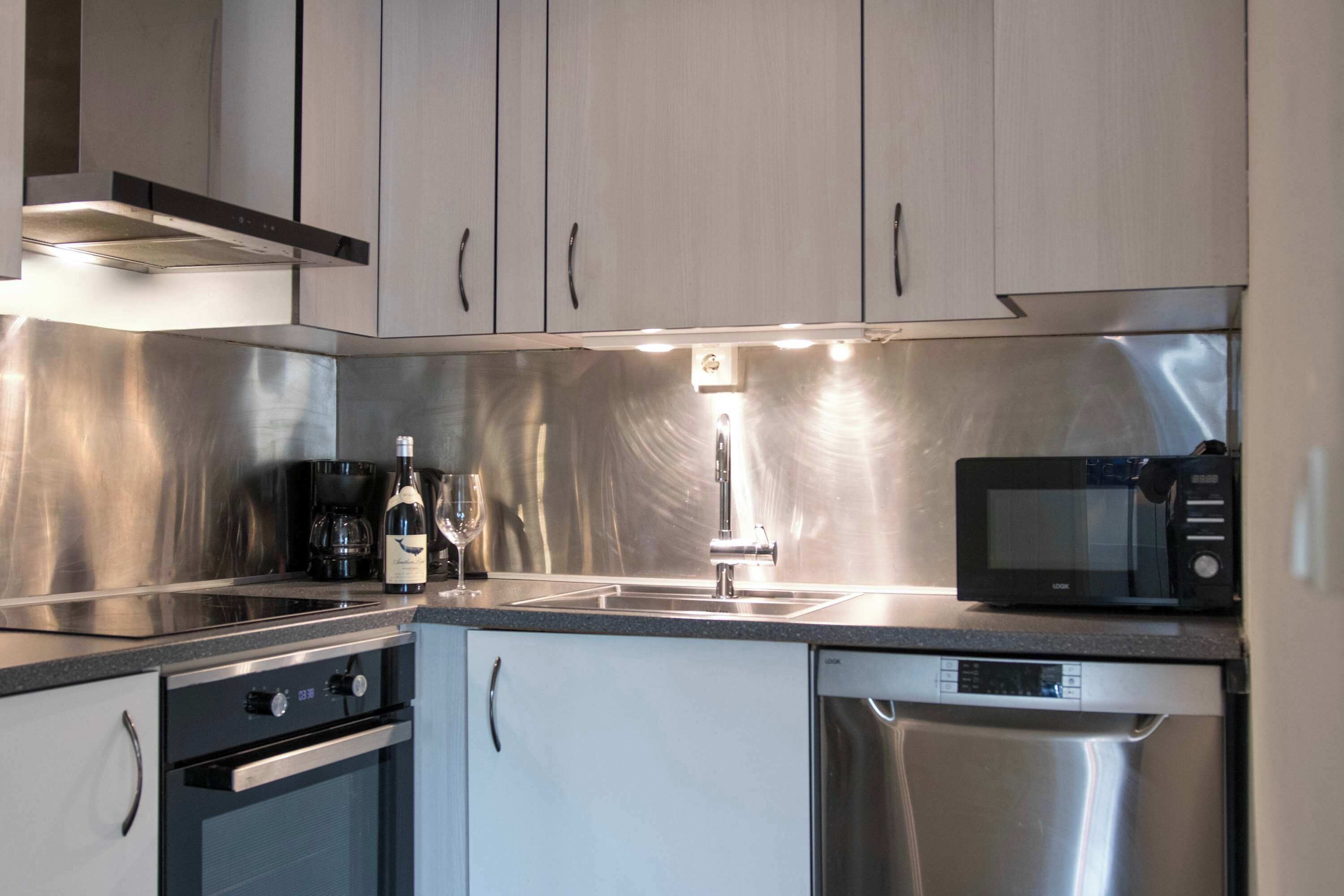 Frigorífico, microondas, horno y placa de cocina