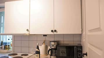 Fridge, oven, stovetop, coffee/tea maker