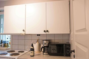 Kjøleskap, ovn, kokeplater og kaffetrakter/tekoker
