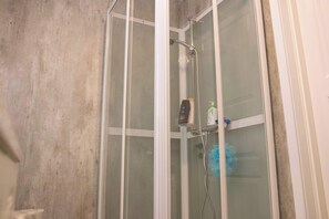 Shower, hair dryer, shampoo - Practical 3-Beds Apartment in Tromsø (Tromsø)