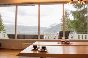 Unclassified image, 3 of 36, button - Spacious with a great view over Tromsø (Tromsø)