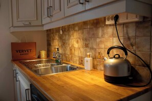 Fridge, oven, stovetop, cookware/dishes/utensils