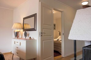 2 bedrooms, desk, WiFi, bed sheets