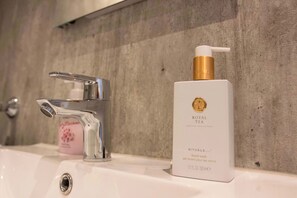 Regadera, secadora de cabello, toallas 