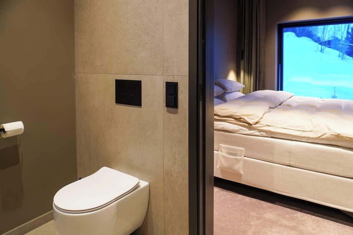 Dusj, håndklær og sjampo