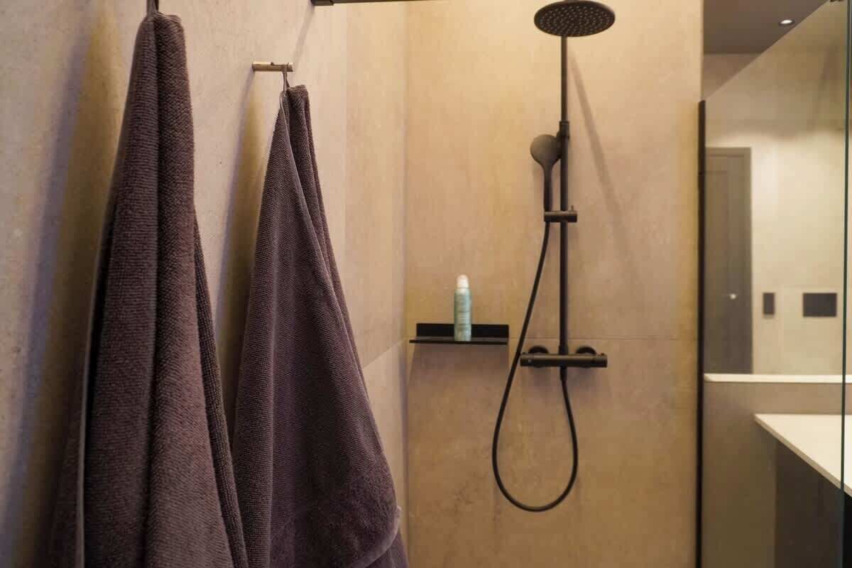 Dusj, håndklær og sjampo