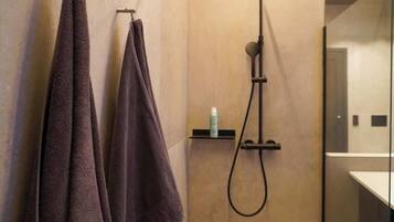 Dusj, håndklær og sjampo