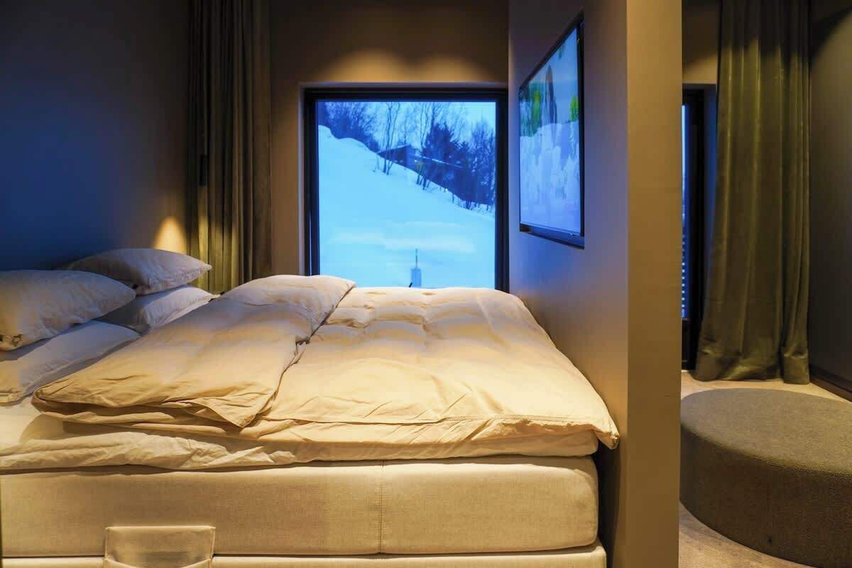 3 bedrooms, desk, WiFi, bed sheets