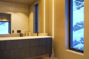 Shower, towels, shampoo