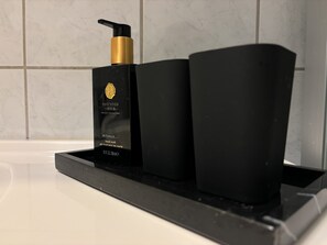 Regadera, secadora de cabello, toallas, shampoo 