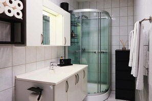 Douche, sèche-cheveux, serviettes fournies, shampoing