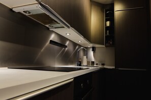 Réfrigérateur, four à micro-ondes, un four, surface de cuisson