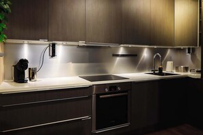 ثلاجة، ميكروويف، فرن، موقد طهي مسطح