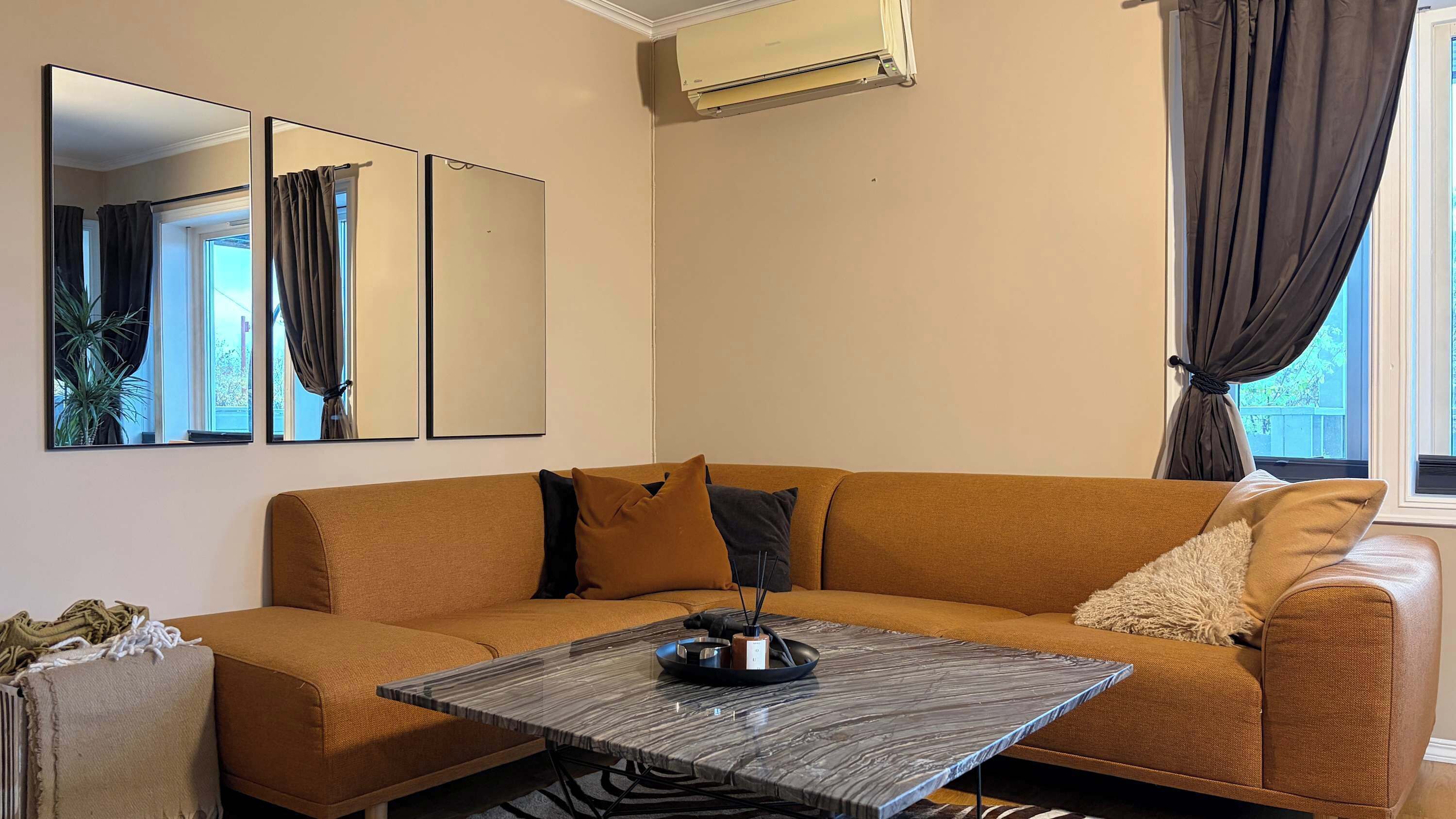 Una televisión, una oficina