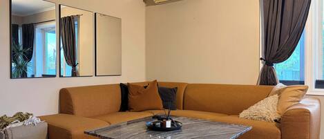 Una televisión, una oficina