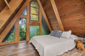 2 soverom, skrivebord, strykejern/-brett og reiseseng for barn