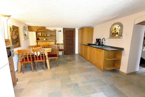 Vedenkeitin, leivänpaahdin, siivousvälineet, pakastin