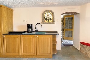 Electric kettle, toaster, cleaning supplies, freezer - Vineyard cottage Rustika (Novo Mesto)