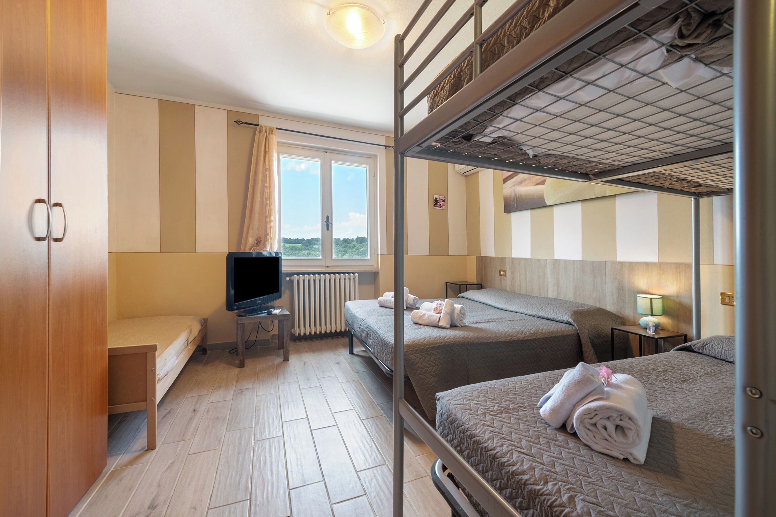 2 chambres, fer et planche à repasser, Wi-Fi, draps fournis