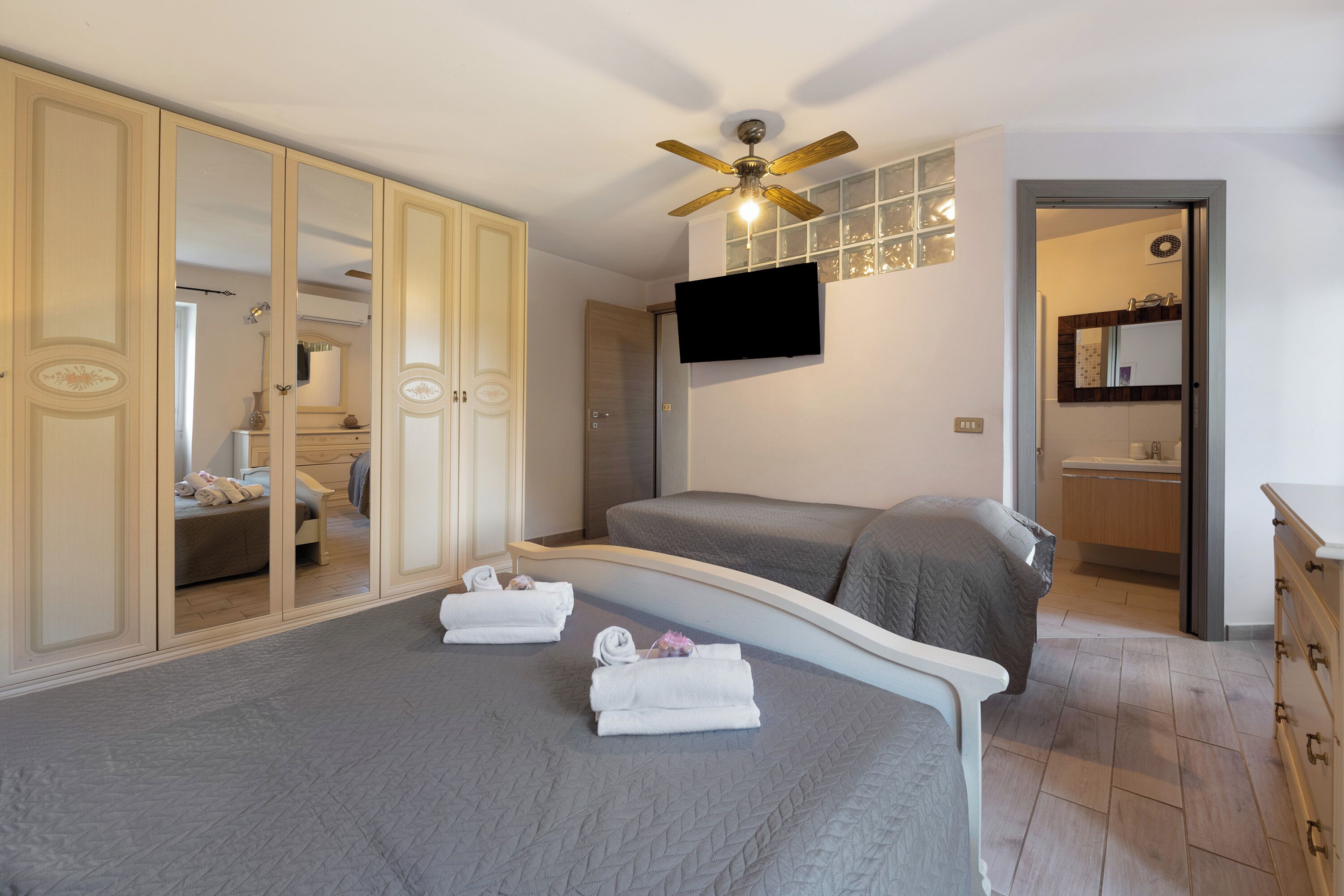 2 chambres, fer et planche à repasser, Wi-Fi, draps fournis