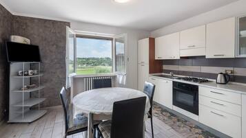 KĂŒhlschrank, Mikrowelle, Ofen, Herdplatte