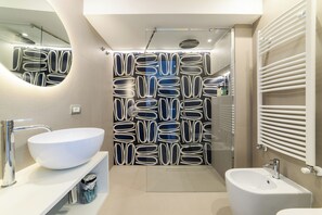 Shower, hair dryer, bidet, towels