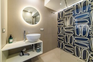 Shower, hair dryer, bidet, towels - Couples Retreat on the Sorrento Coast.  Villa Emma Exclusive (Vico Equense)