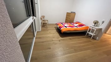 Een strijkplank/strijkijzer, wifi, beddengoed