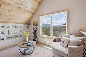 Una Smart TV, una chimenea