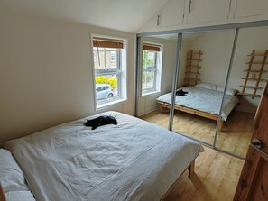 Tabla de planchar con plancha, wifi y ropa de cama