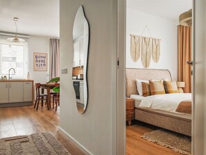 1 dormitorio, tabla de planchar con plancha, wifi y ropa de cama