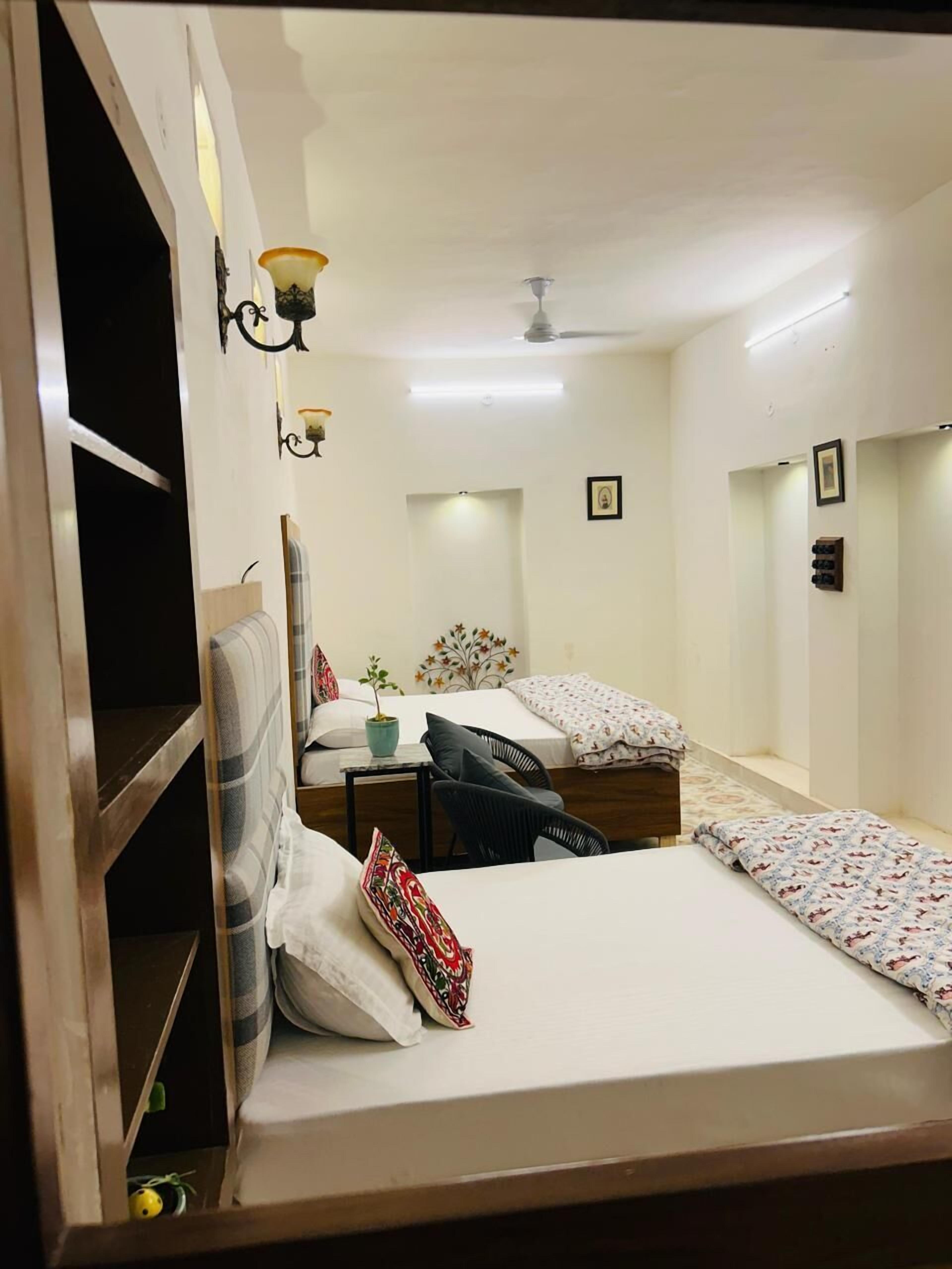 Habitación económica | Espacio para trabajar con laptop, cortinas blackout y wifi gratis 