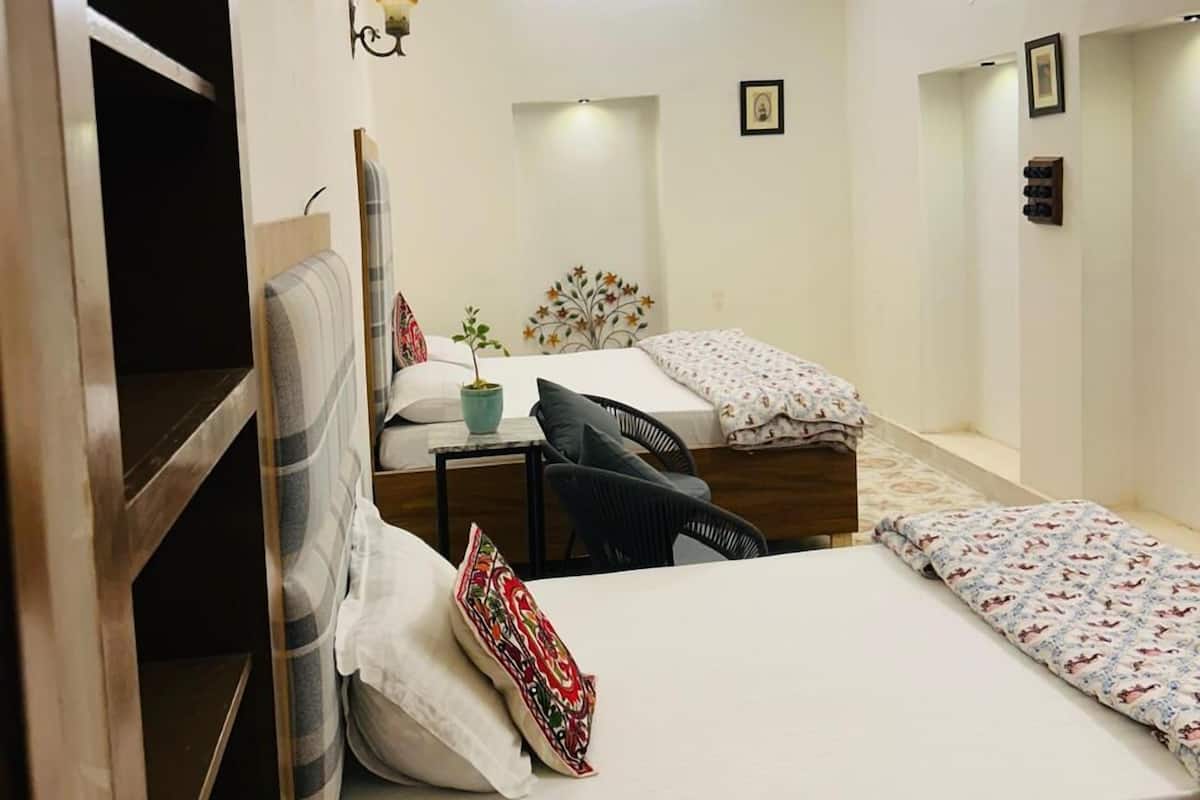 Espacio para trabajar con laptop, cortinas blackout y wifi gratis