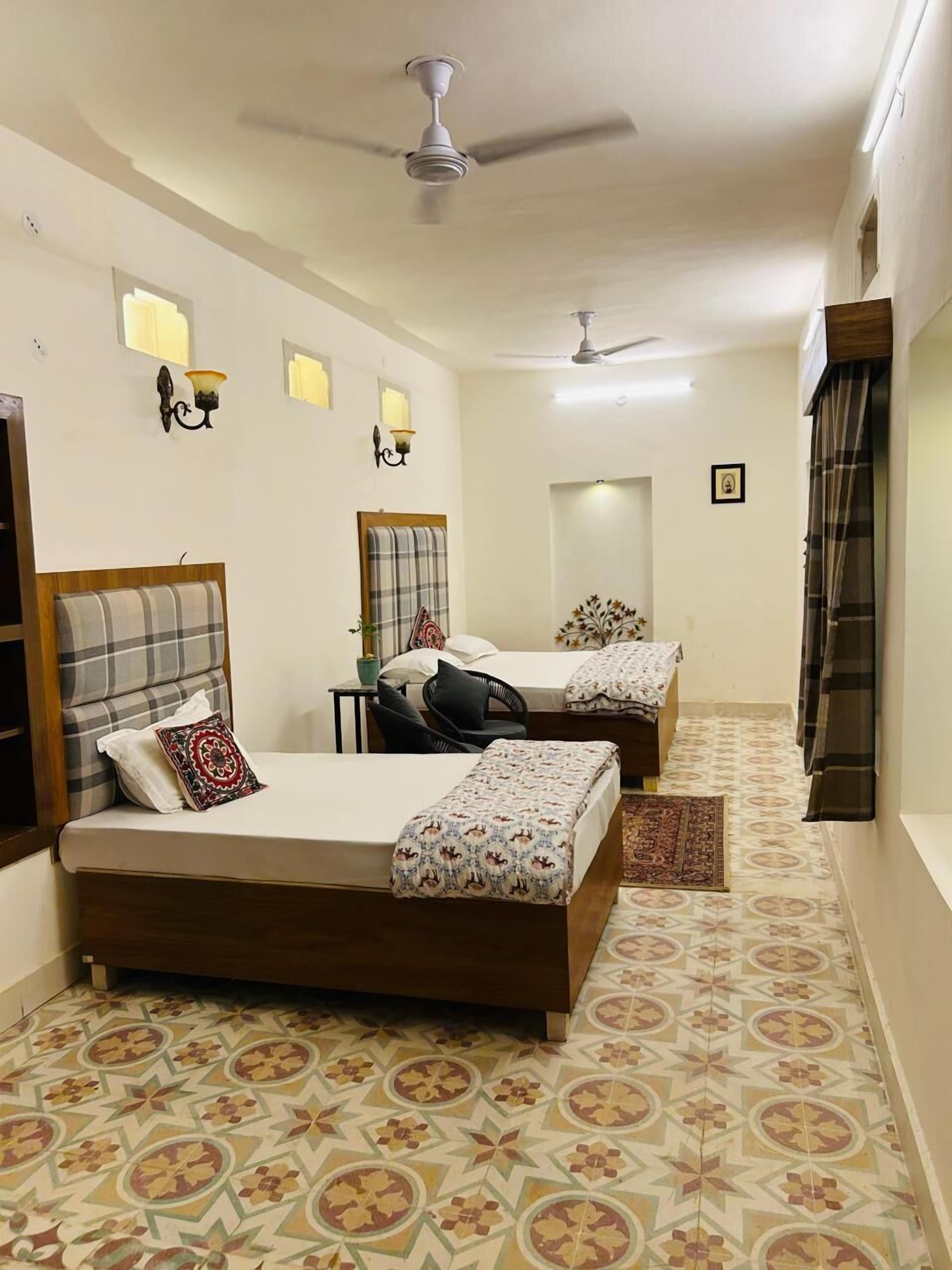 Habitación familiar | Espacio para trabajar con laptop, cortinas blackout y wifi gratis 