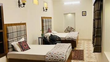 مساحة عمل للكمبيوتر المحمول وستائر تعتيم وواي فاي مجانًا