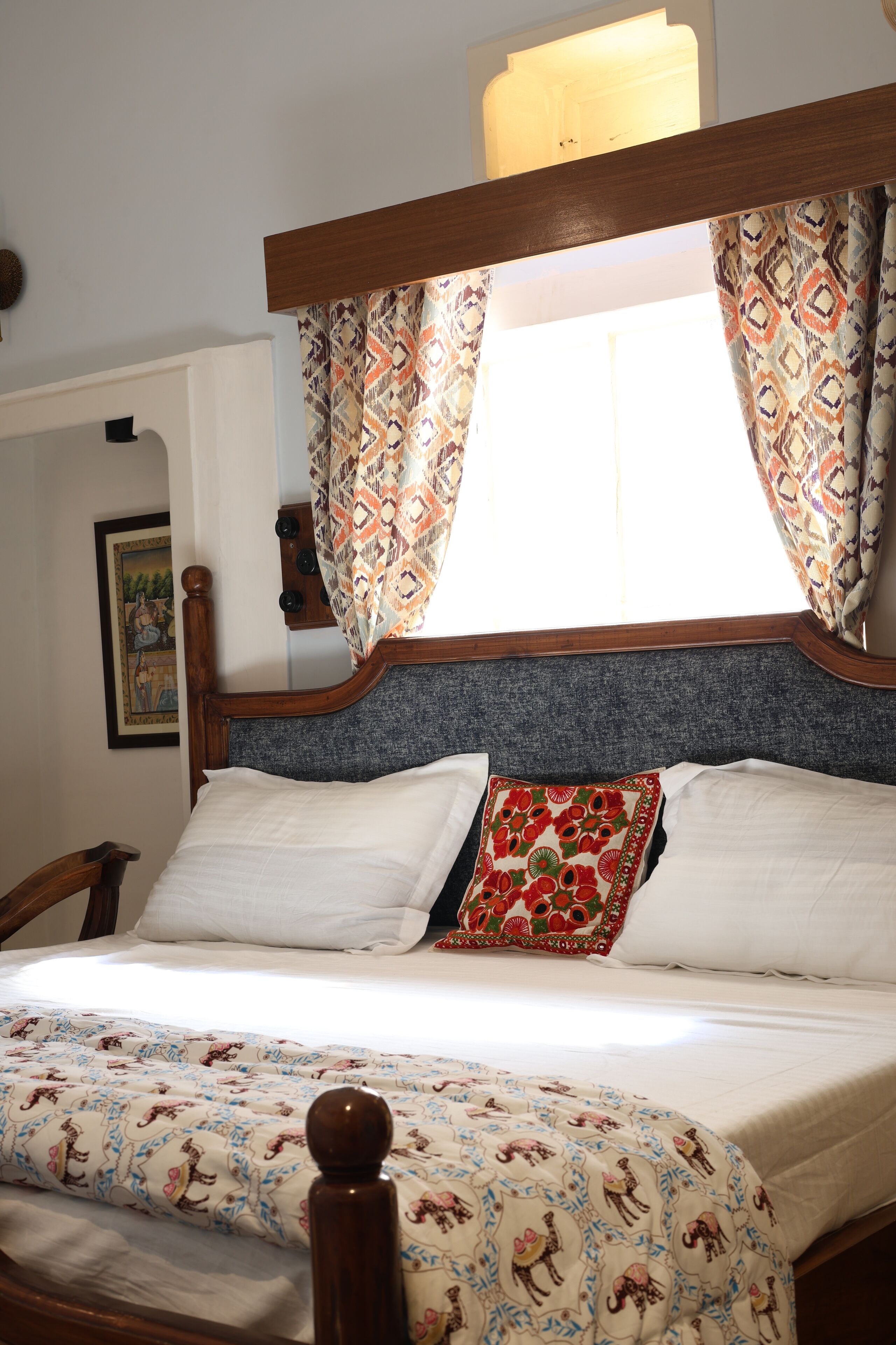 Studio – executive | Skrivebord for bærbar PC, blendingsgardiner og wi-fi (inkludert)