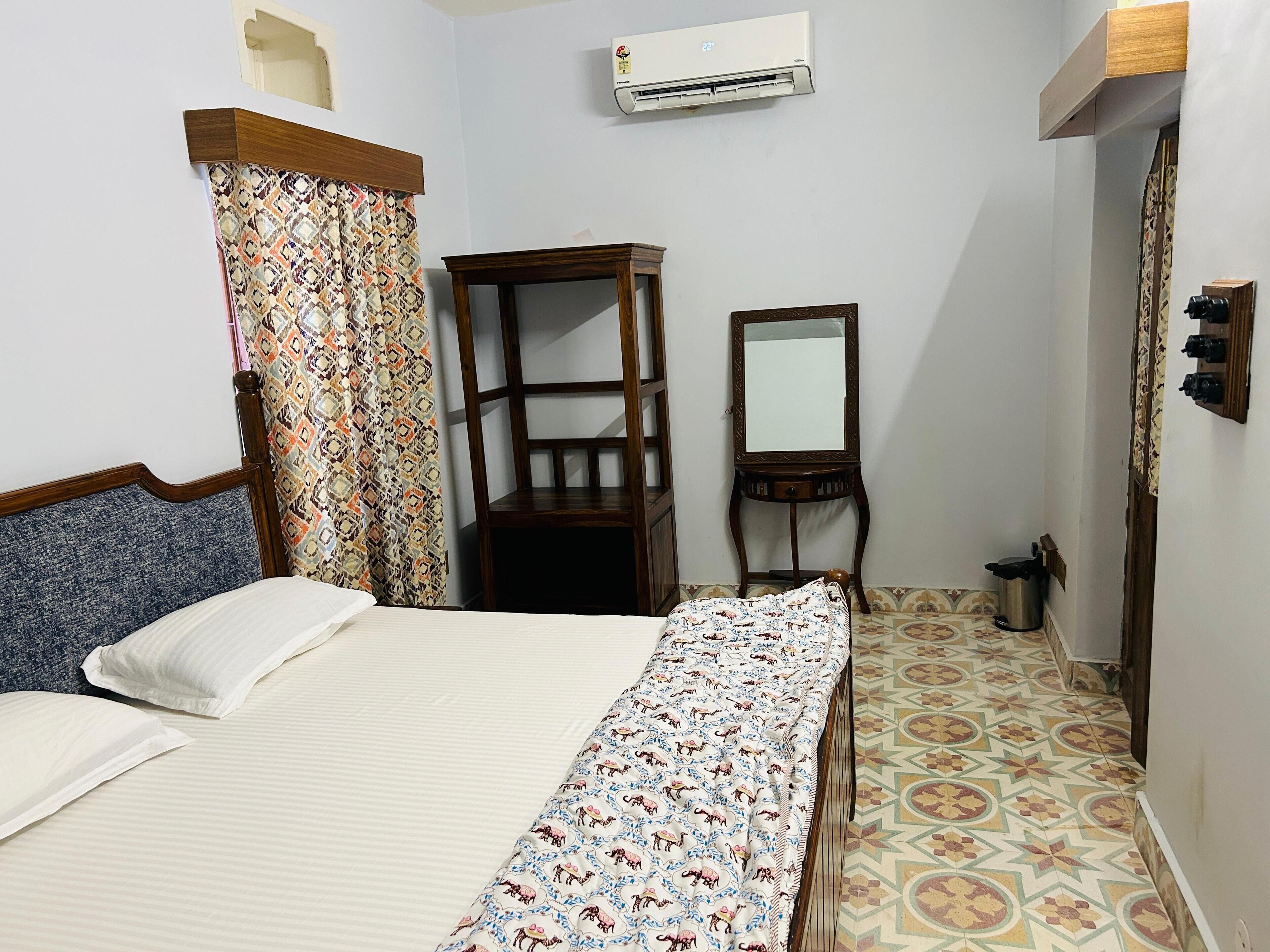 Økonomirom | Skrivebord for bærbar PC, blendingsgardiner og wi-fi (inkludert)