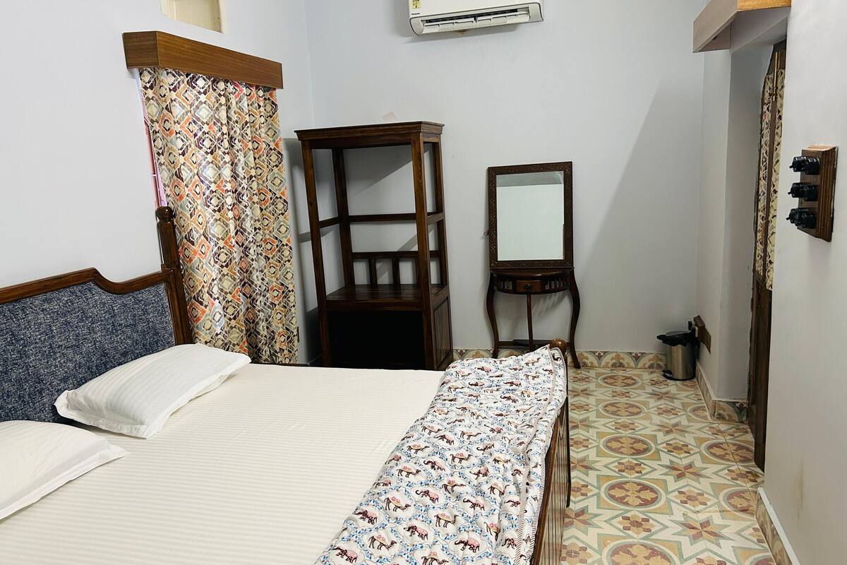 Habitación económica | Espacio para trabajar con laptop, cortinas blackout y wifi gratis