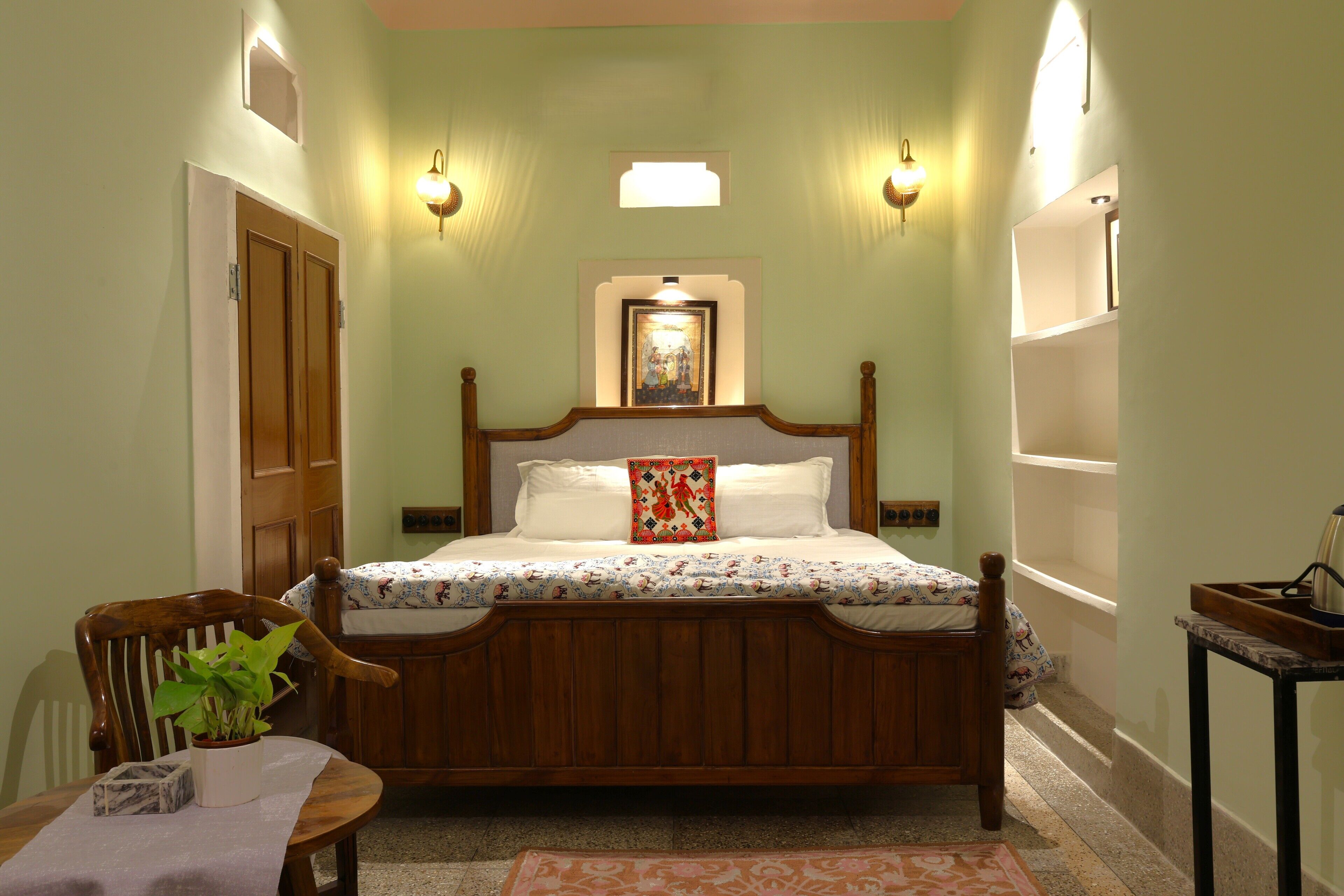 Skrivebord for bærbar PC, blendingsgardiner og wi-fi (inkludert)