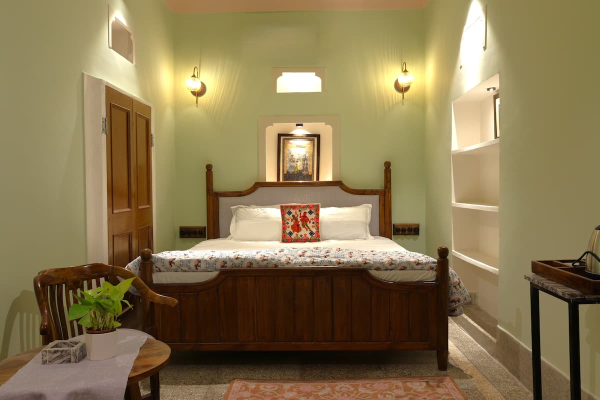 Espacio para trabajar con laptop, cortinas blackout y wifi gratis