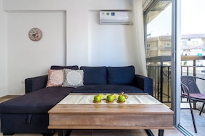 Apartment, 1 Double Bed, Kitchenette, City View | Living room | Smart TV, streaming services
