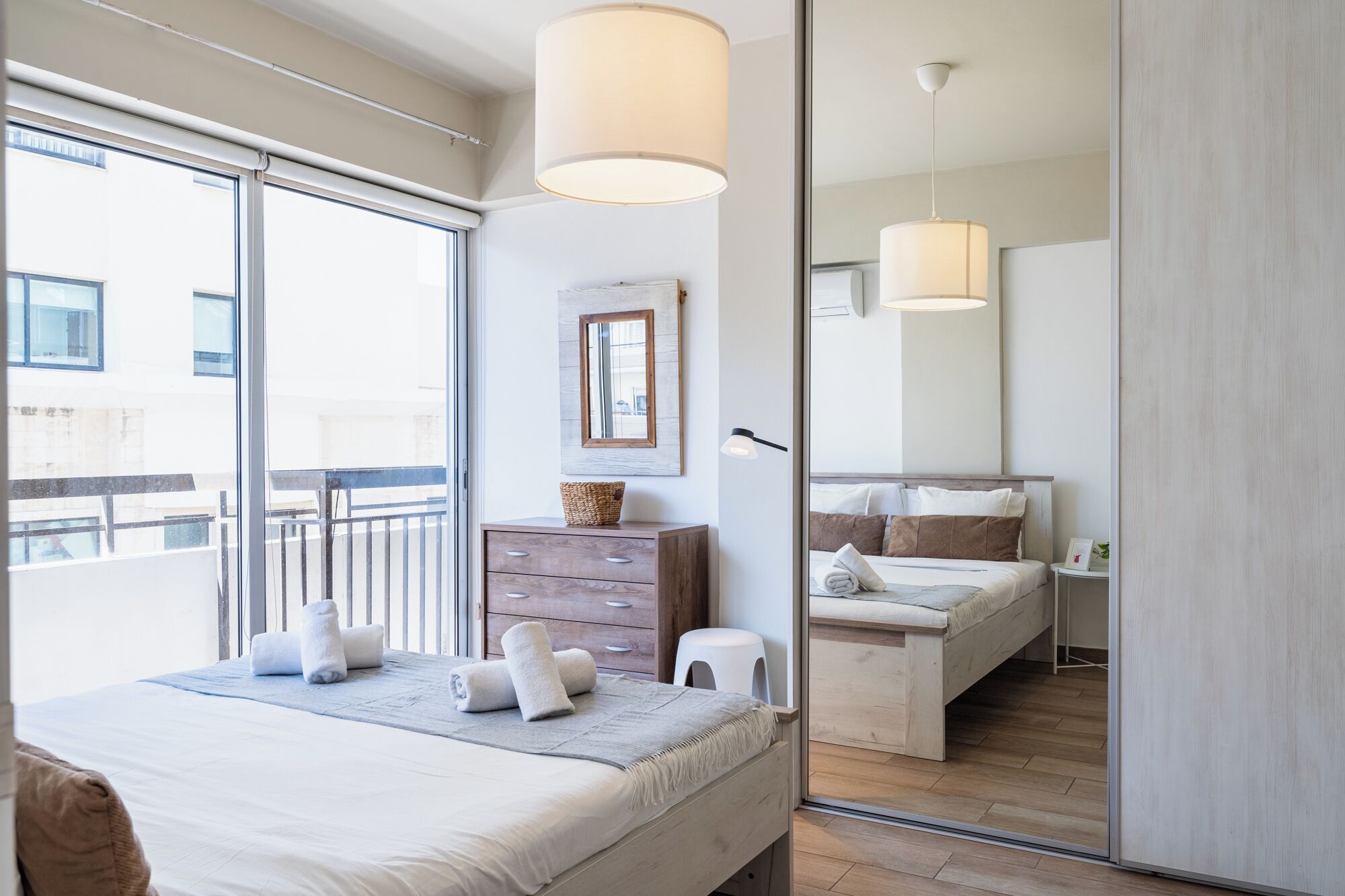 Individuelt dekorert, individuelt innredet og strykejern/-brett